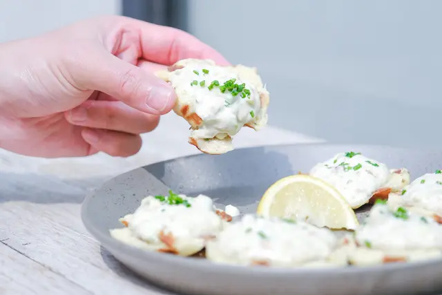 蟹肉牛油果窩夫多士