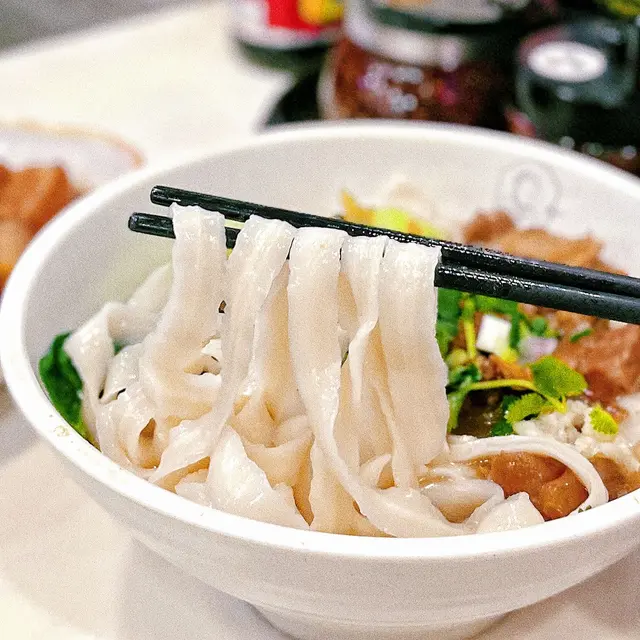 麻辣牛筋腩刀削麵