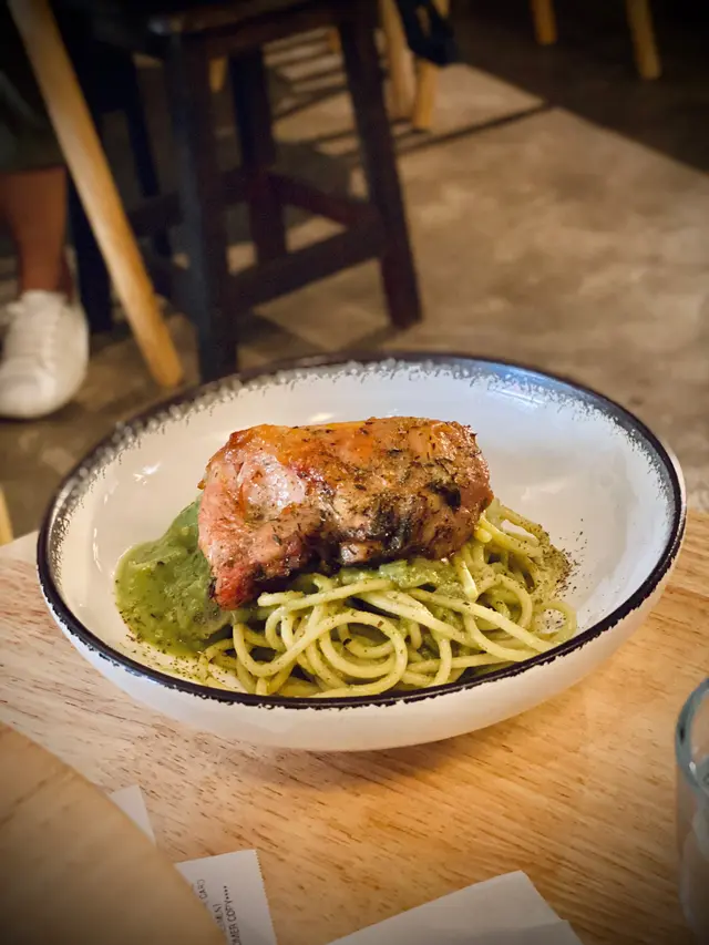 係咪唔記得落鹽😀好淡好淡。意粉痴牙又漿口。雞扒就幾好味