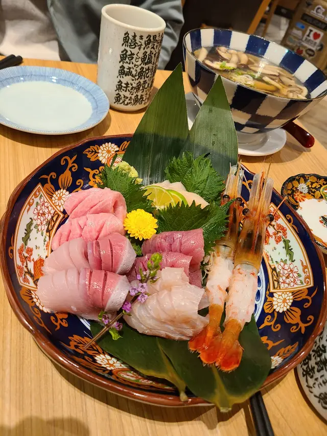 厚切六款刺身，厚切口感豐富，魚質新鮮爽口，吞食魚（中腩）豐富，口感細膩，魚油入口即溶