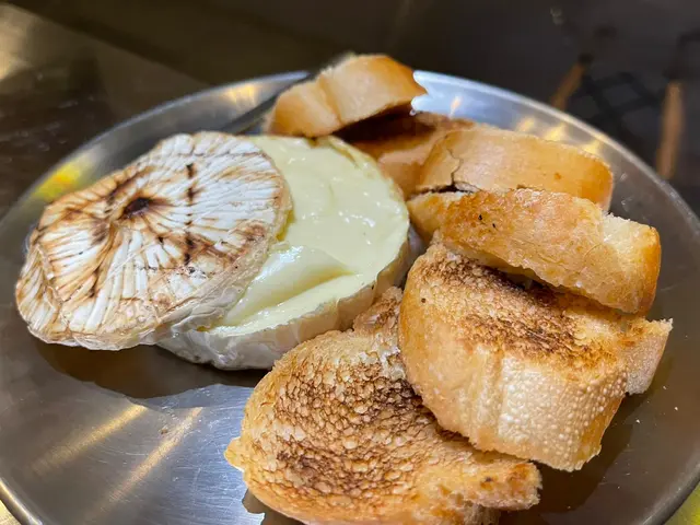 Camembert芝士配多士