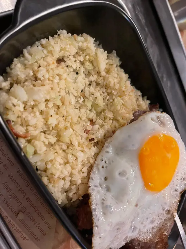 特盛燒和牛煎蛋配煙肉椰菜花飯