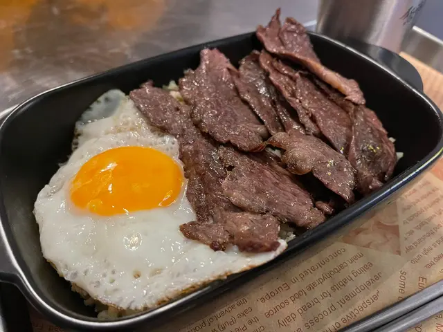 特盛燒和牛煎蛋配煙肉椰菜花飯