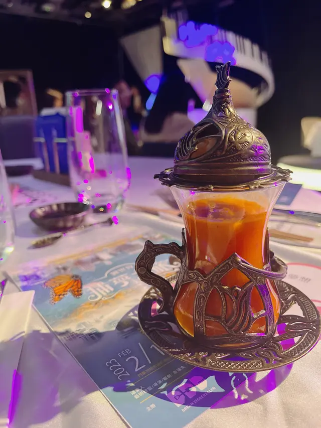 欣賞完表演的前奏後，即送上濃濃的蕃茄羅勒湯🍅 用華麗又神秘既杯送上，打開蓋子，有幾粒多士脆脆 蕃茄湯里面有濃濃既新鮮茄蓉，微微茄粒，酸酸甜甜好開胃😋