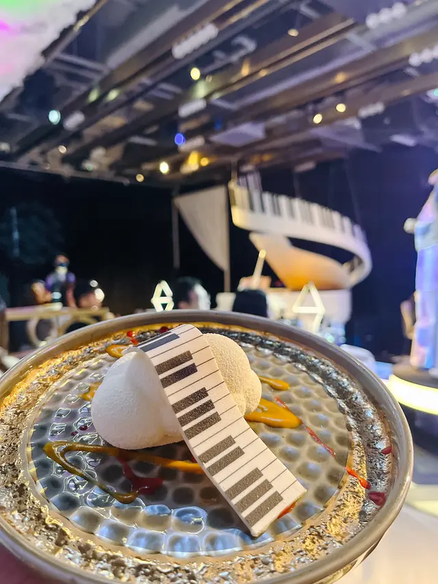 微甜既cream整成雲朵☁️上面以白朱古力做成琴鍵🎹 表達出「夢」 雲朵內有芒果蓉，配合得恰到好處👏🏻👏🏻