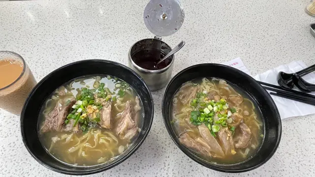 牛腩麵、牛筋麵、熱奶茶