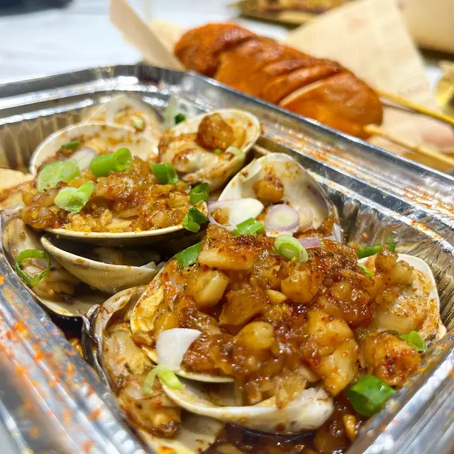 一份大約有十零隻花甲，每一隻都好厚肉大隻，份量都幾多！🤤望到佢哋臨上碟之前有淋熟油喺面，真係一啲都唔馬虎㗎！花甲非常之香蒜蓉嘅味道，總括嚟講非常出色💓💓👍🏻👍🏻