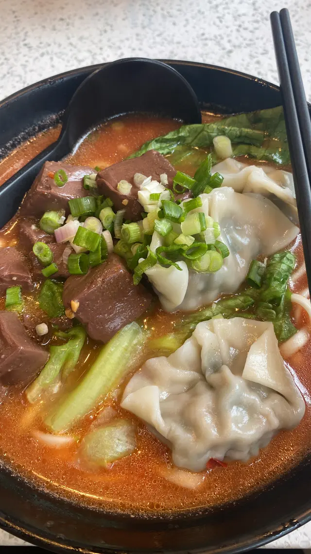 豬紅韭菜餃蕃茄麵