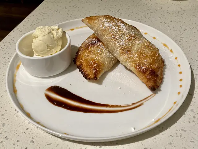 焦糖甜脆香蕉酥配雪糕