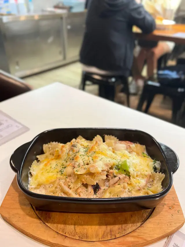 白酒忌廉汁吞拿魚芝士焗海鮮蝴蝶粉