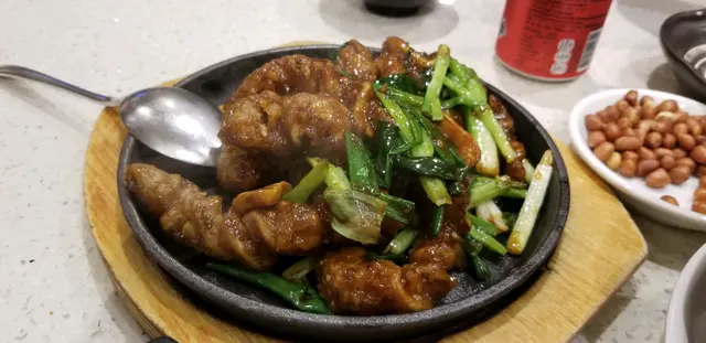 鐵板上超惹味,魚卜淋滑唔un,好似食花膠咁,但鐵板上有少少痴底