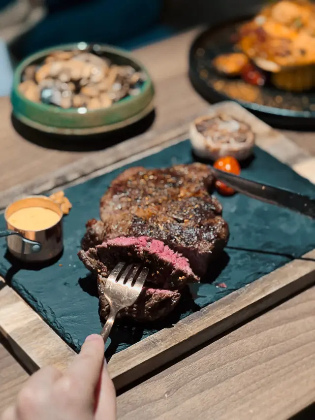 美國特選級天然「黑白牛」肉眼扒