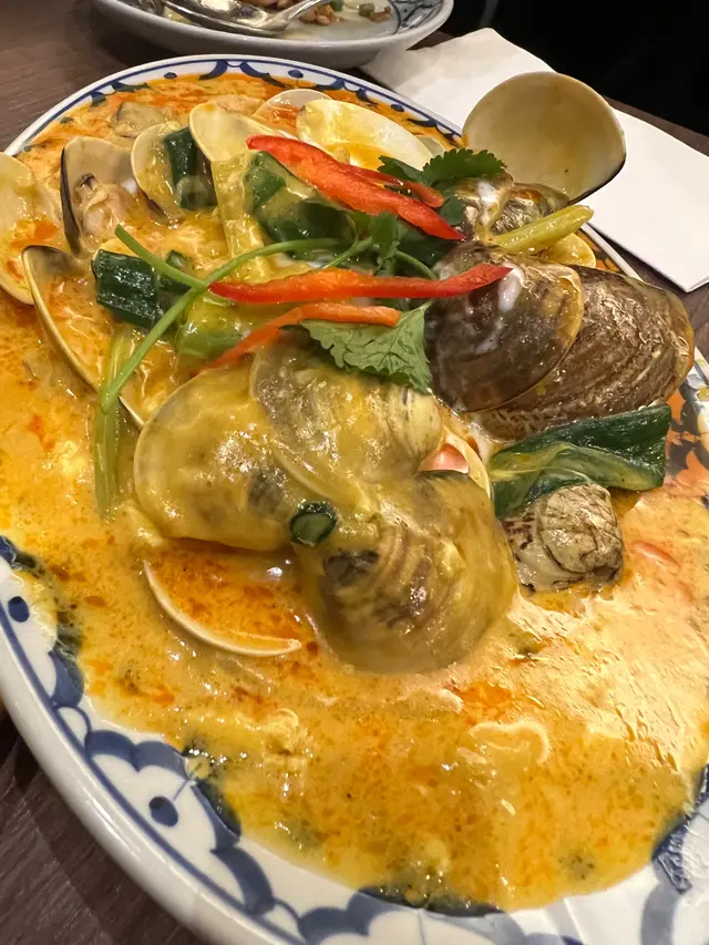 芒果樹黃咖喱炒大蜆