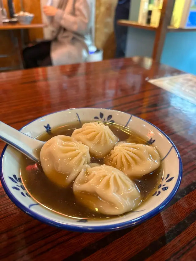 小籠包不錯吃  胡椒湯不錯吃  但放一起就怪怪