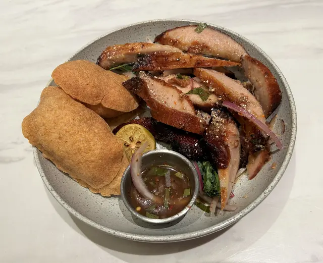 脆皮豬頸肉, 伴自家製檸檬蕃茄醬