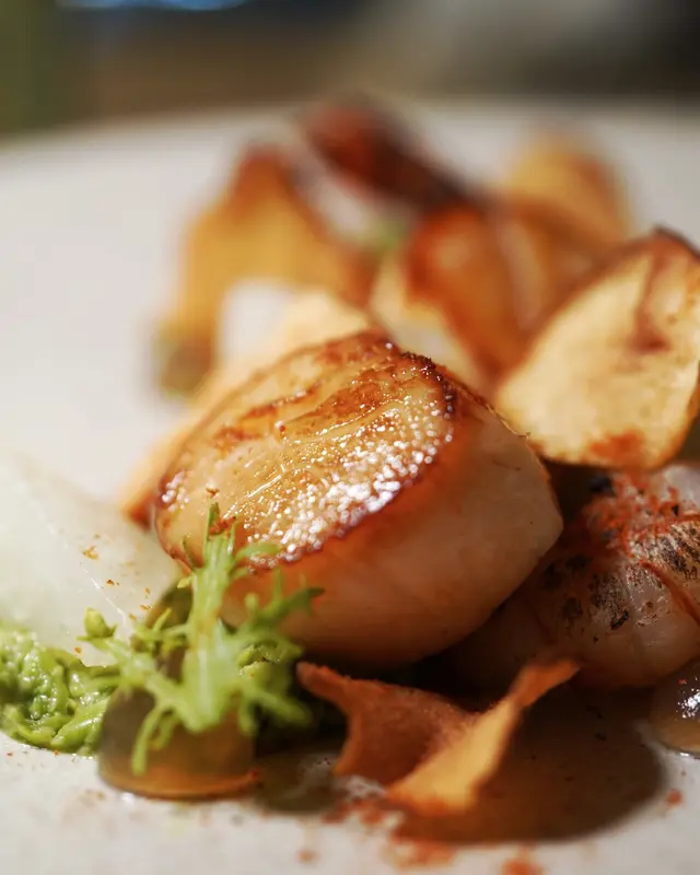 北海道帶子、虎蝦、碗豆、朝鮮薊脆片、麥牙醋