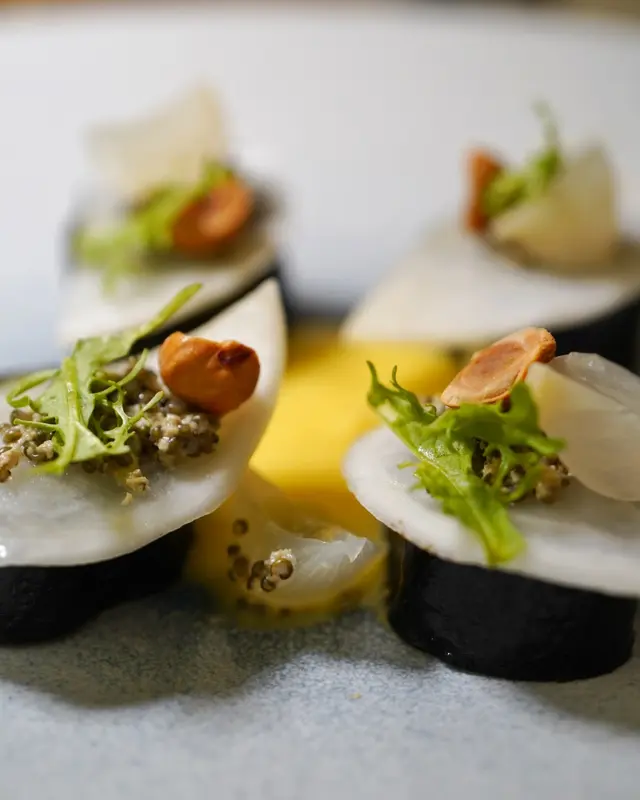 韭葱紫菜卷，甜玉米醬，素魚子醬，山葵