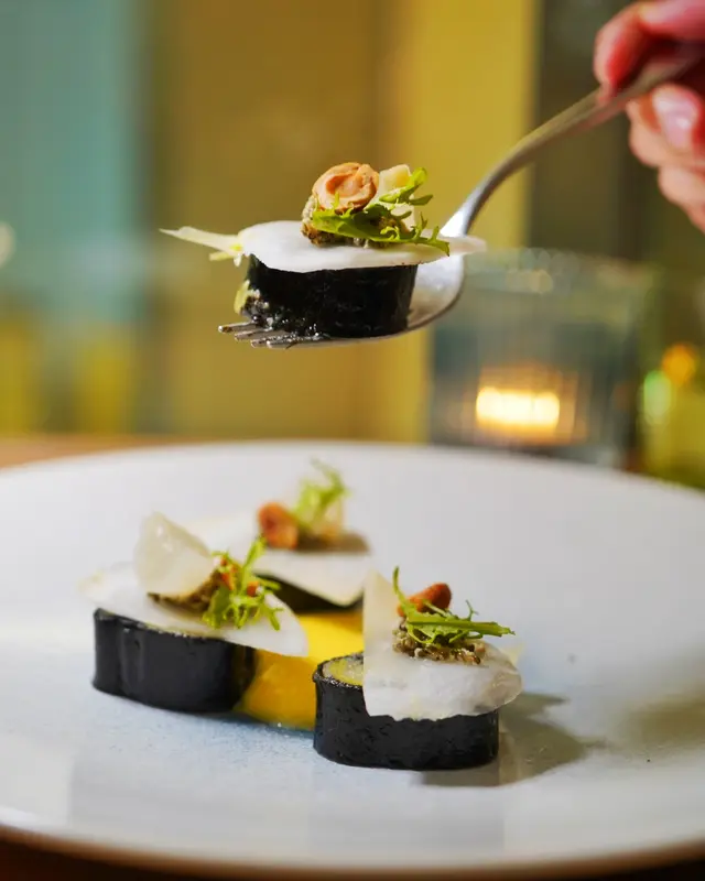 韭葱紫菜卷，甜玉米醬，素魚子醬，山葵