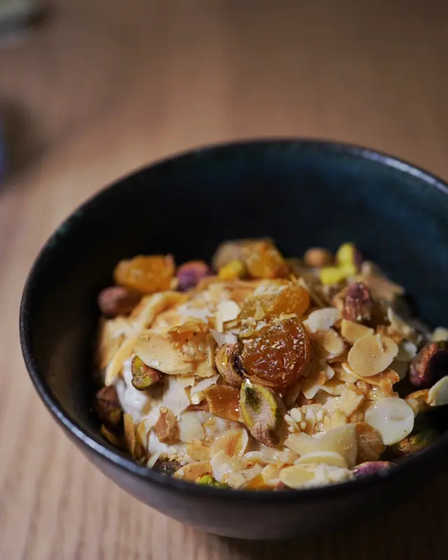 椰子豆蒄米布丁，金葡萄乾，開心果，杏仁