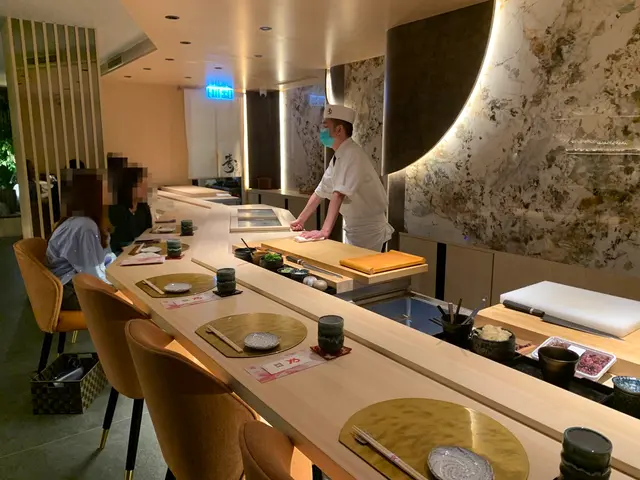 師傅走到那一位置,客人也可見到他