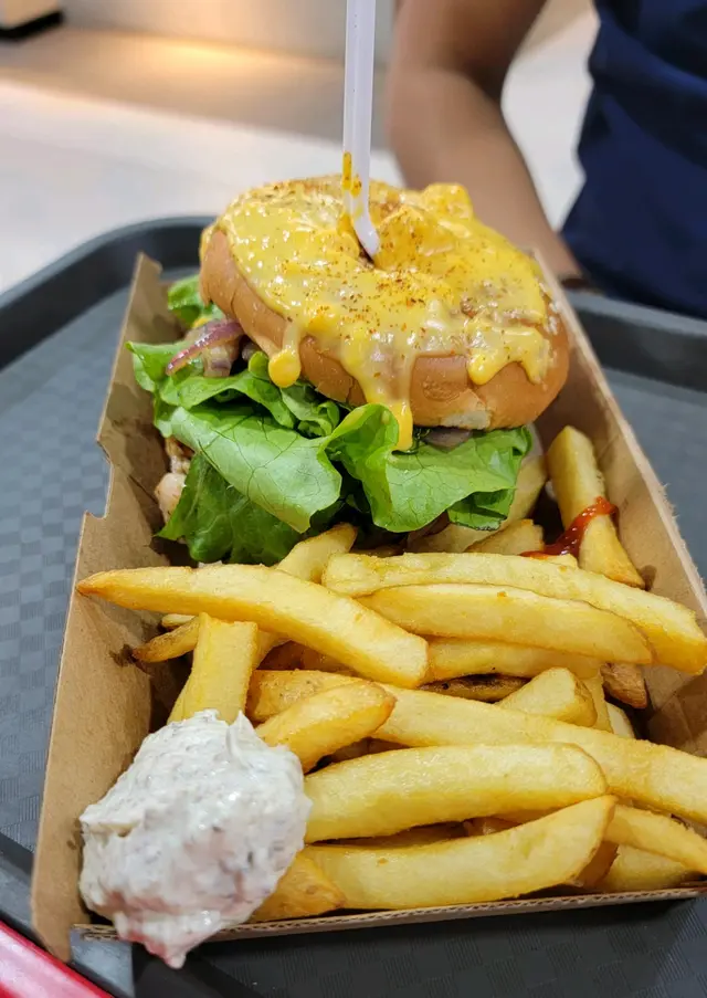 松露味沙律醬不錯，可惜加$8就只是一pat放旁邊，沒有甚麼驚喜