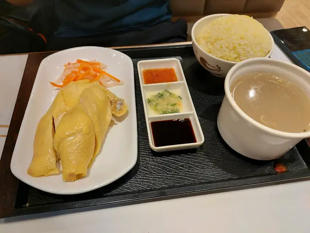 招牌無骨海南雞飯（最後食時發現有骨）