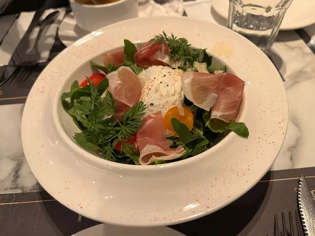 巴馬火腿配水牛芝士火箭沙律