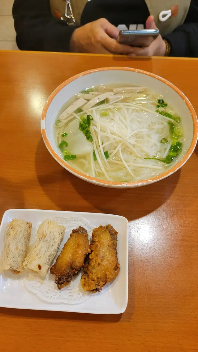 湯的味道較清，要配合小茶一起食