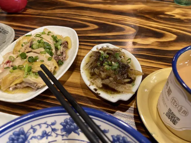 牛筋富有膠質,只消輕輕一咬,便在口中融化。