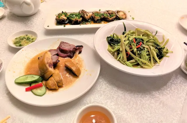 上湯焗波士頓龍蝦+鮮鳳梨咕嚕豚肉+靚叉燒拼油雞+陳皮蒸大連鮮鮑+馬拉盞炒通菜