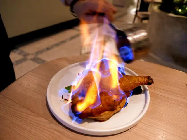 慢燒威士忌保濕三黃雞配燒新薯及西蘭花苗