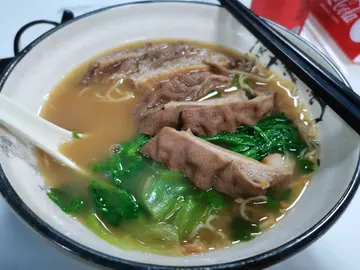 下午茶餐～牛沙瓜幼麵跟可口可樂