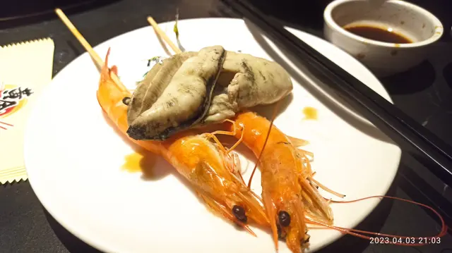 生蠔尚算大隻蒸熟冇縮水，蝦數量較少每人得兩隻，之後冇得再任點任食。