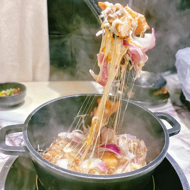 第一啖係獻俾芝士嘅,奶香嘅味道令人無法抗拒🧀雞塊同芝士纏綿不絕,🐥又香又滑 唔食多煲真係對唔住自己🤤