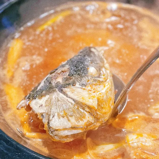 湯底有辣有唔辣,今次揀咗蕃茄魚頭湯🍅味道酸甜開胃,唔怕太重口味蓋過海鮮鮮甜🍲