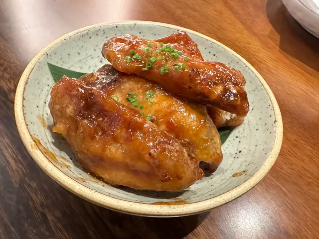 因為是這個菜名才order😂但是有驚喜，在餐廳食雞翼一直也是一個挑戰，在這裏很容易因為味道很好，骨肉很容易分開😊