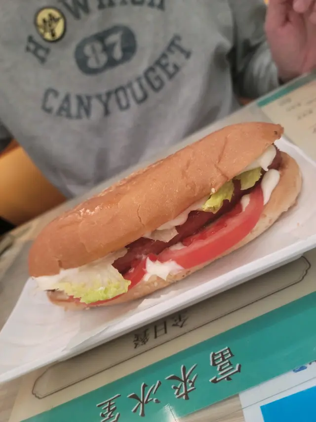 用心製作嘅熱狗