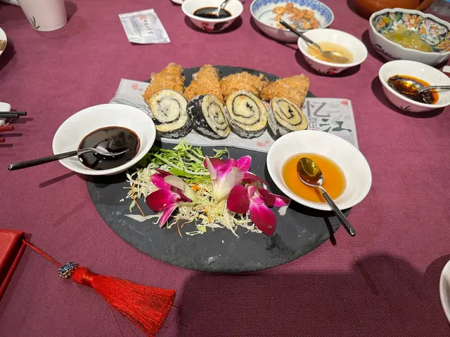 茸酥鴨拼紫菜墨魚卷