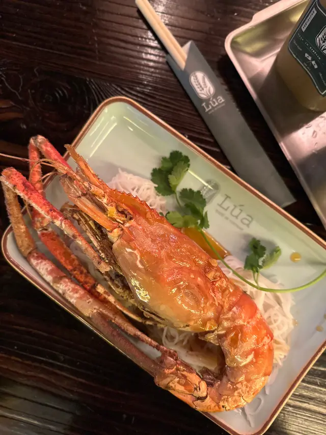 香煎大頭蝦配秘製海鮮汁檬粉底