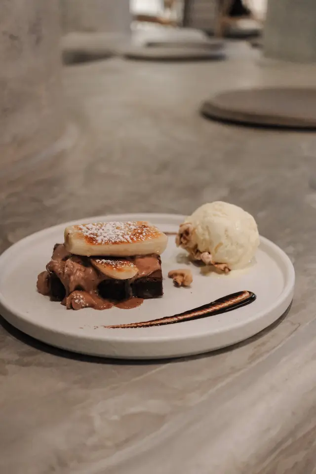 焦糖香蕉合桃朱古力布朗尼 配雲呢拿雪糕