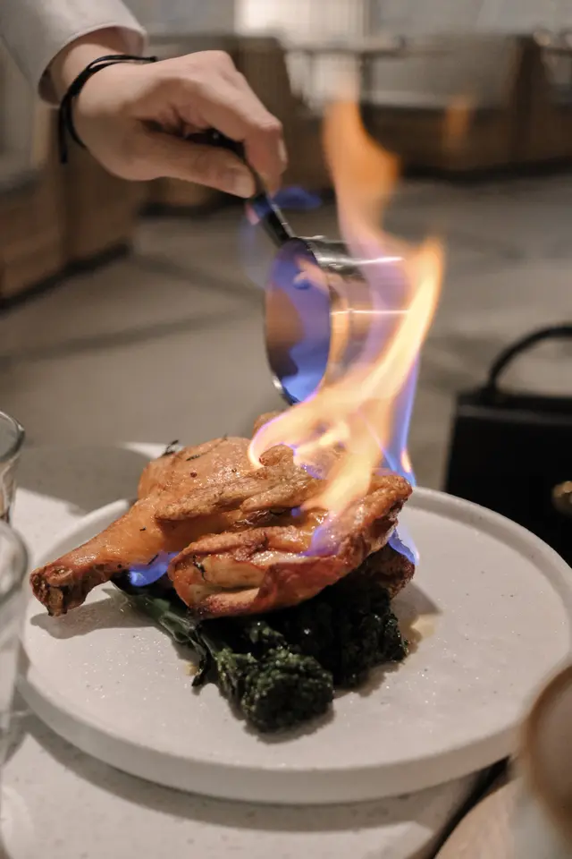 慢燒威士忌保濕三黃雞 配燒新薯及西蘭花苗 