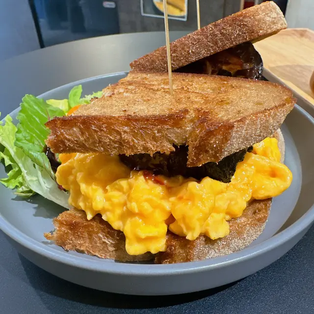 黑毛豬叉燒滑蛋黑麥酸種包