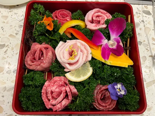 有幾款不同肉類，堆成花形的盒子