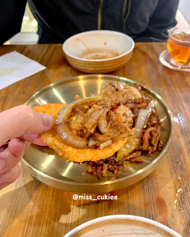 印尼惹味炒沙爹豬肉配米餅