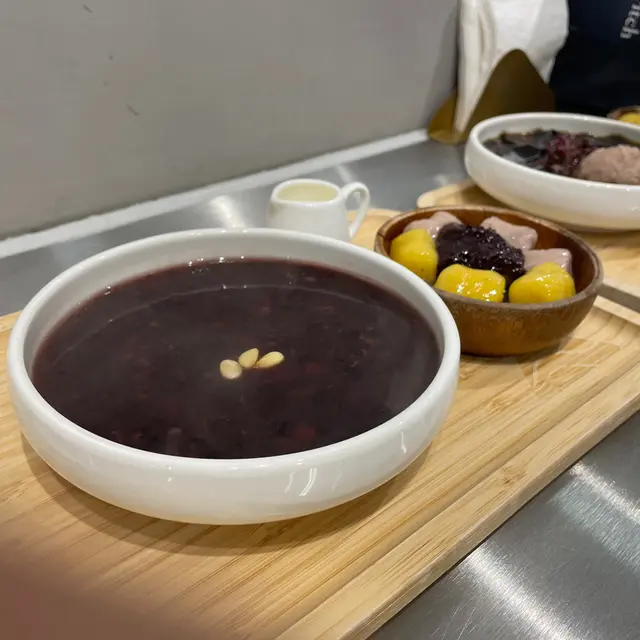 鮮奶紅豆紫米粥盛盤