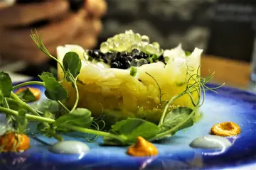牛油果芒果伴北海道带子刺身分子球他他