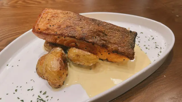 香煎三文魚扒配檸檬牛油汁