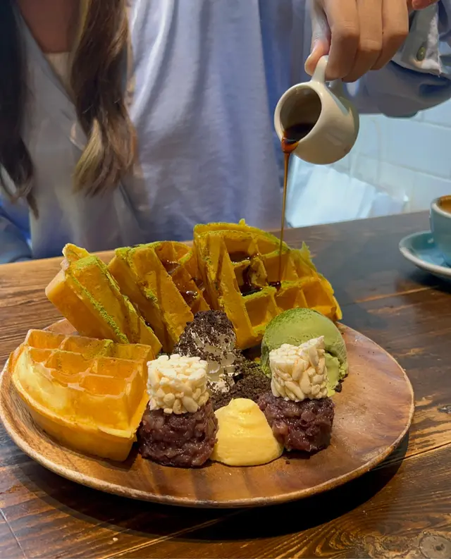 綠茶紅豆配綠茶雪糕窩夫