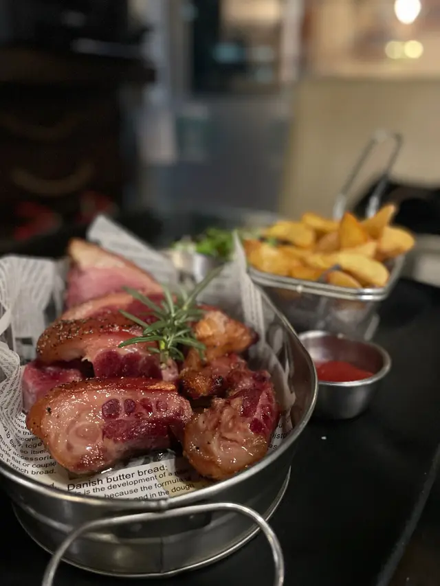 德國鹹豬手配薯角