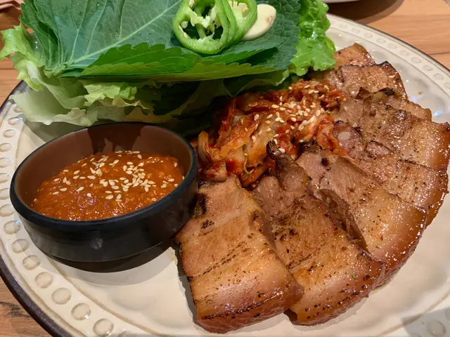 燒醬油黑毛豬白切肉配大醬生菜